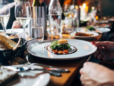 Alternativer Text: Zusehen ist ein festlich gedeckter Tisch mit aufgetragenem Essen