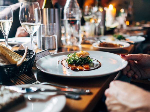 Alternativer Text: Zusehen ist ein festlich gedeckter Tisch mit aufgetragenem Essen