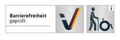 Zwei Symbole: links ein Häkchen mit den Farben Schwarz-Rot-Gold und der Text 'Barrierefreiheit geprüft', rechts eine Person mit Rollstuhl und Stock.